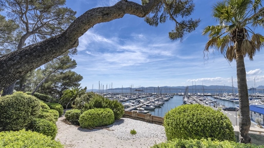 Beautiful period waterfront property near the centre of Saint-Raphael, offering panoramic views of t