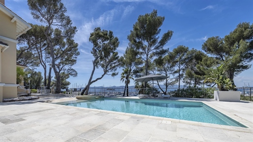 Beautiful period waterfront property near the centre of Saint-Raphael, offering panoramic views of t