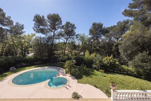 This charming villa is located in a great location just outside the village of Roquefort les Pins, a