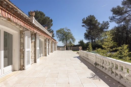 Diese charmante Villa befindet sich in einer großartigen Lage etwas außerhalb des Dorfes Roquefort 