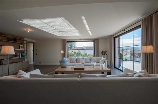 Modern well appointed villa located in the center of Saint Tropez, 30m from the Place des Lices.