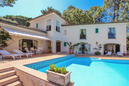 Beautiful property of approximately 400 sq.m on a landscaped garden of 2,483 sq.m with infinity pool