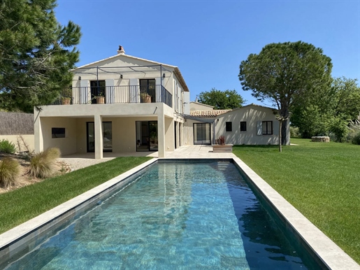 A short walk away from the charming village of Grimaud, close to the coast, new villa with lovely vi