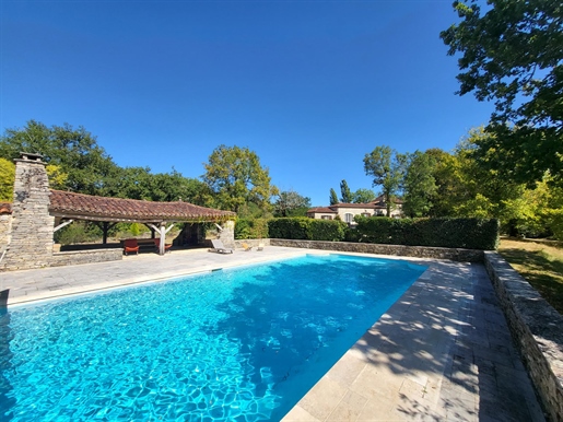 In the heart of Quercy, on a hillside, offering a panoramic view of the surrounding countryside and