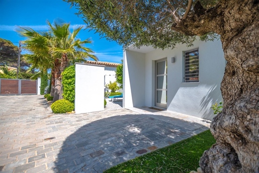 Sainte-Maxime villa te koop. 

Op een steenworp afstand van de stranden van Nartelle, in een rustige