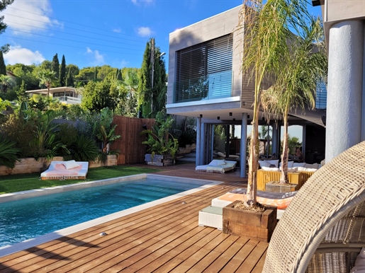 Located on the heights of Bandol, in the neighborhood of l& 039 Escourche, this prestigious architec