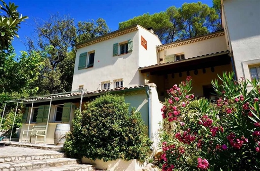 In the countryside near the charming Provencal village of Lorgues, you will be seduced by this 220 m