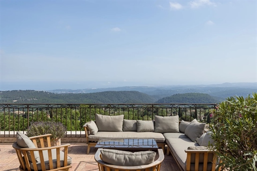 Located near the village of Tourrettes-sur-Loup, in a dominant position and with panoramic views ont