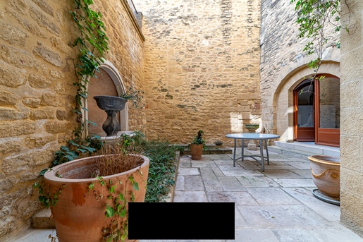 Old village house of 215 m2, completely renovated, nestled in the heart of a charming village near U