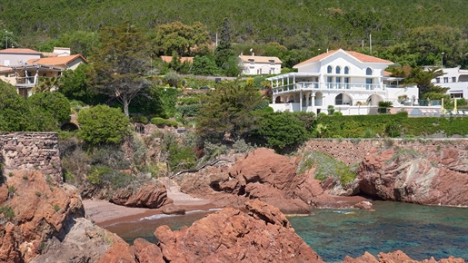 A unique location for this waterfront property in the heart of the Esterel, between Cannes and Saint