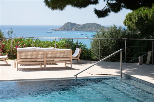 Villa of modern architecture located in the protected area of Escalet in Ramatuelle.

This