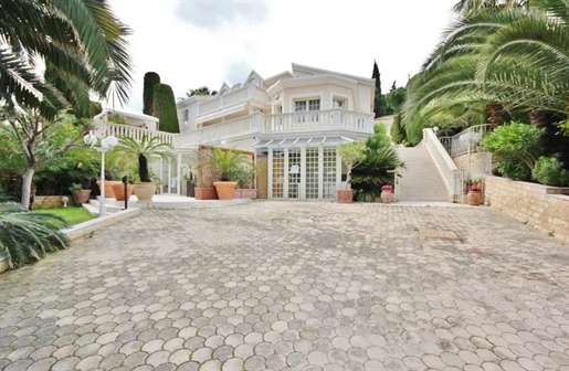 Close to amenities and a few minutes from Monaco, in a quiet residential area, charming Palladian st