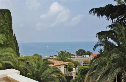 Close to amenities and a few minutes from Monaco, in a quiet residential area, charming Palladian st