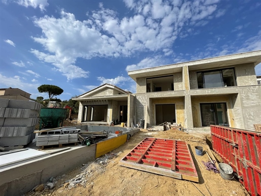 New 5 room villa under construction for sale in Sainte Maxime.

Built on a beautiful woode