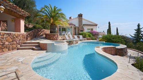 Located in a private and secure domain, in a quiet area, this villa benefits from optimal sunshine t