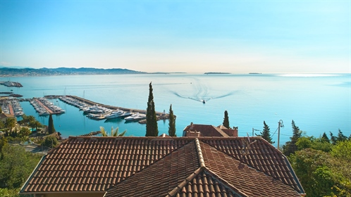 Located in a sought-after residential domain in Theoule-sur-mer, just 10 minutes walking distance fr