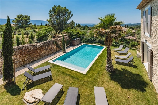 Close to the center of the village of Gordes at less than 15 minutes walking distance, beautiful typ