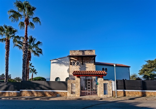 Spacious 3-storey house with 6 bedrooms, overlooking the sea, located in the prestigious Puig Ses Fo