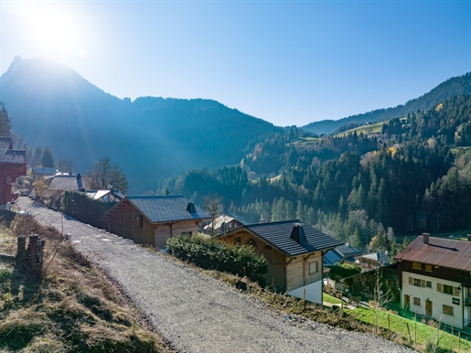 Nur 15 Gehminuten vom Dorfzentrum entfernt befindet sich dieses große, nach Süden/Südwesten ausgeri