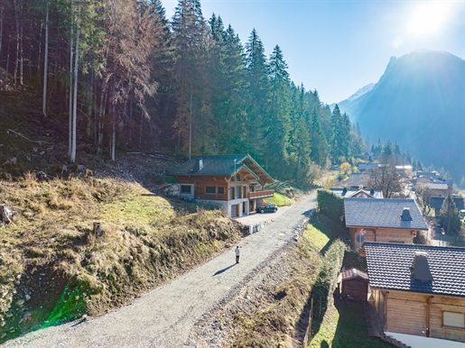 Nur 15 Gehminuten vom Dorfzentrum entfernt befindet sich dieses große, nach Süden/Südwesten ausgeri