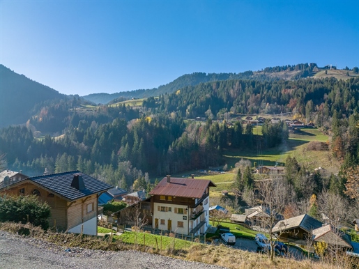 Nur 15 Gehminuten vom Dorfzentrum entfernt befindet sich dieses große, nach Süden/Südwesten ausgeri