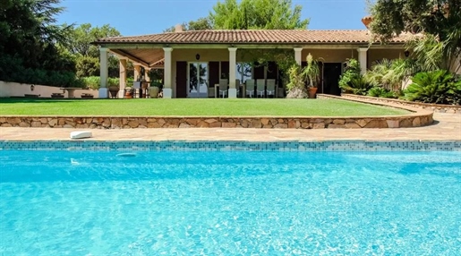 Architect design villa met zwembad en licht zeezicht te koop in Sainte Maxime. 

Kanton Beautifu