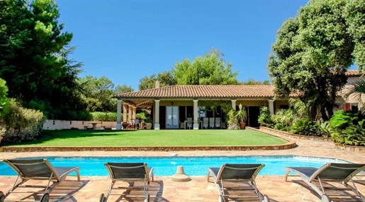 Architect design villa with pool and slight sea view for sale in Sainte Maxime. 

Beautifu