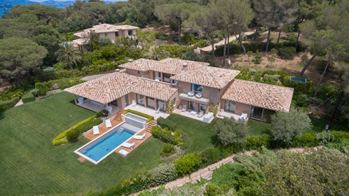 In one of the most sought-after locations in Saint-Tropez, the famous gated development of Les Parcs