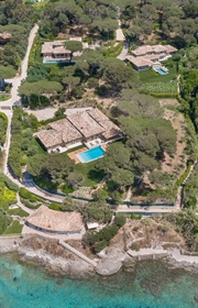 In one of the most sought-after locations in Saint-Tropez, the famous gated development of Les Parcs