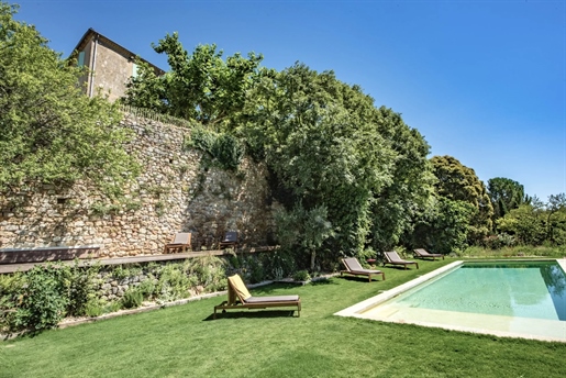 In the heart of a former stronghold of the Counts of Provence, set out over 4 levels, offering 800 m