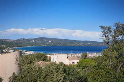 Unique in Cavalaire, this architect-designed villa is close to the city center and beaches in a soug