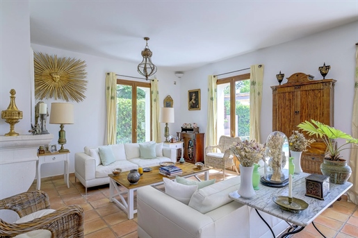 In a cul-de-sac, in absolute peace and quiet, a very attractive Provencal villa just a few minutes f