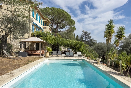Wide open views and plenty of space for this delightful Provencal home.....

This villa is
