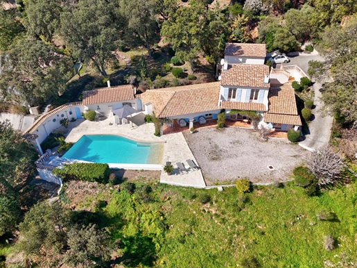 Prachtige villa in Provençaalse stijl in een omheind domein met een adembenemend uitzicht op zee en