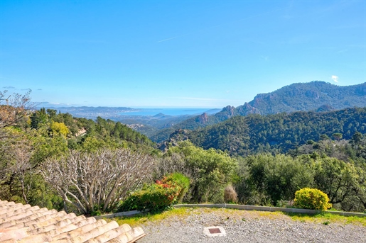 Beautiful Provencal-style villa in a gated domain with breathtaking sea and panoramic views.
