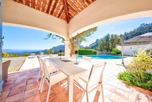 Beautiful Provencal-style villa in a gated domain with breathtaking sea and panoramic views.
