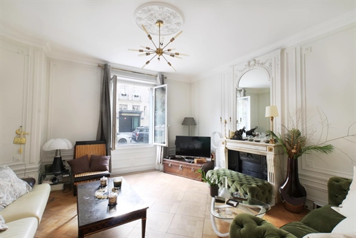 Paris 7th, Avenue Emile Deschanel. In a prestigious stone building, ground floor three-room apartmen