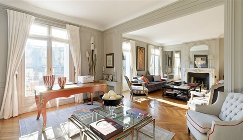 Elys&Eacute E Matignon- 5-room apartment of 152 m&sup2 (1636 sq ft) on a high floor with large balco