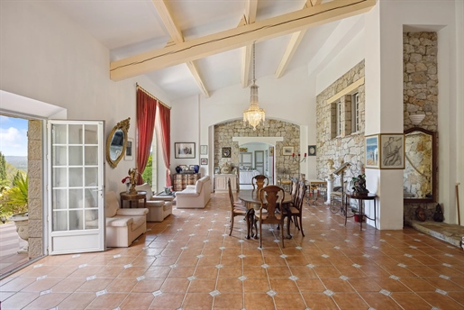 Nestled in the canton of Fayence, nearby the village and restaurants, this beautiful property with s