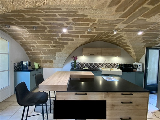 A few minutes from Uzes, discover this former winegrower& 039 s farmhouse of 360 m2, completely reno