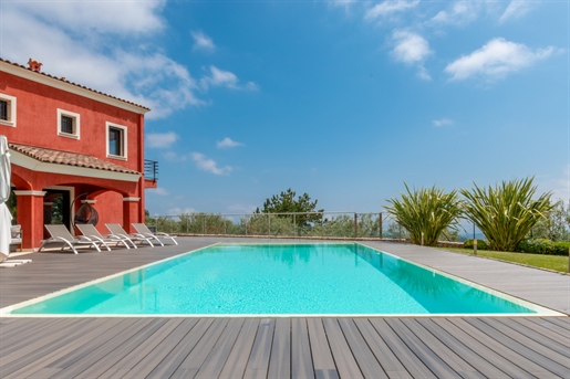Exclusivity: Ideally located, in absolute calm, on the heights of Vence, this superb villa in a reso