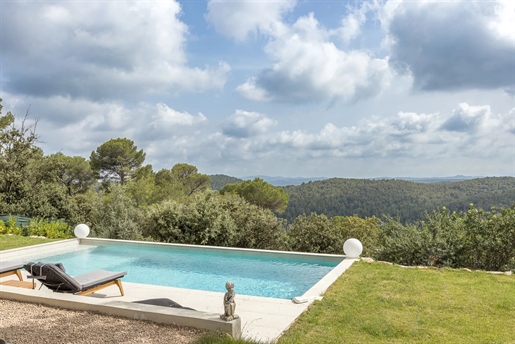 In Tourrettes-sur-Loup, in a residential area just minutes from the village, this superb contemporar