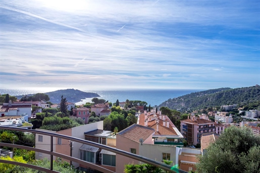 Exceptional apartment located in a small condominium, offering breathtaking sea views. 

O