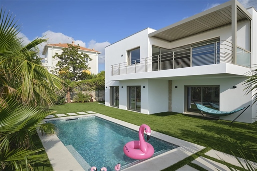 Cette nouvelle villa avec piscine offre une vue imprenable sur la mer et vous invite à profiter d’u