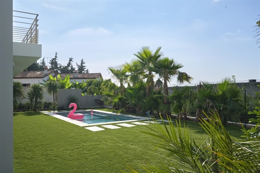 This new villa with pool offers breathtaking sea views and invites you to enjoy a life of luxury and