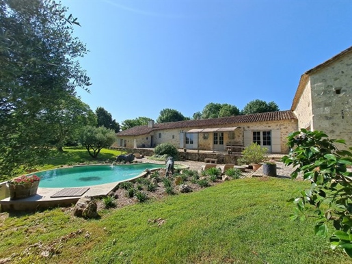 Isolated in the countryside of La Romieu, this splendid stone house benefits from top-of-the-range r