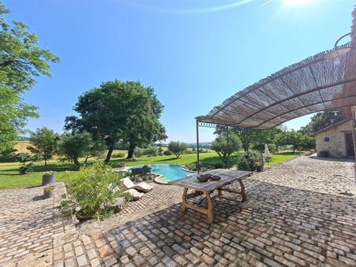 Isolated in the countryside of La Romieu, this splendid stone house benefits from top-of-the-range r