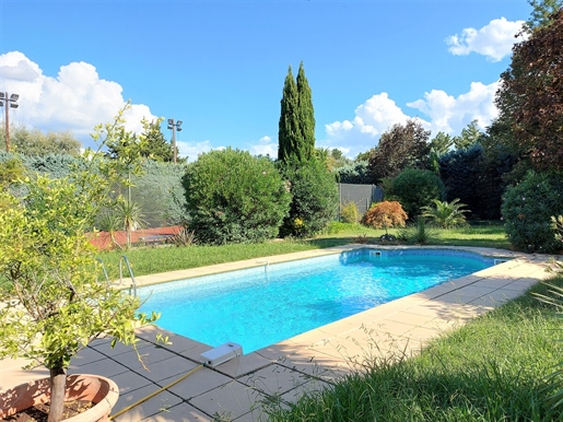 Senas . 26 minutes from the bustling historical city of Aix en Provence, in a charming village calle
