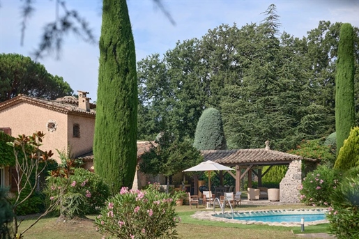 Au cœur d’un domaine calme et fermé, superbe maison familiale en pierre implantée dans un magnifiqu