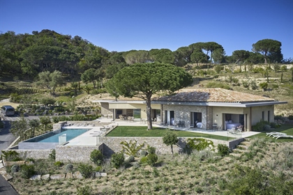 In the heart of the pine forest of l& 039 Oum?de in Ramatuelle, out of sight in a natural and green
